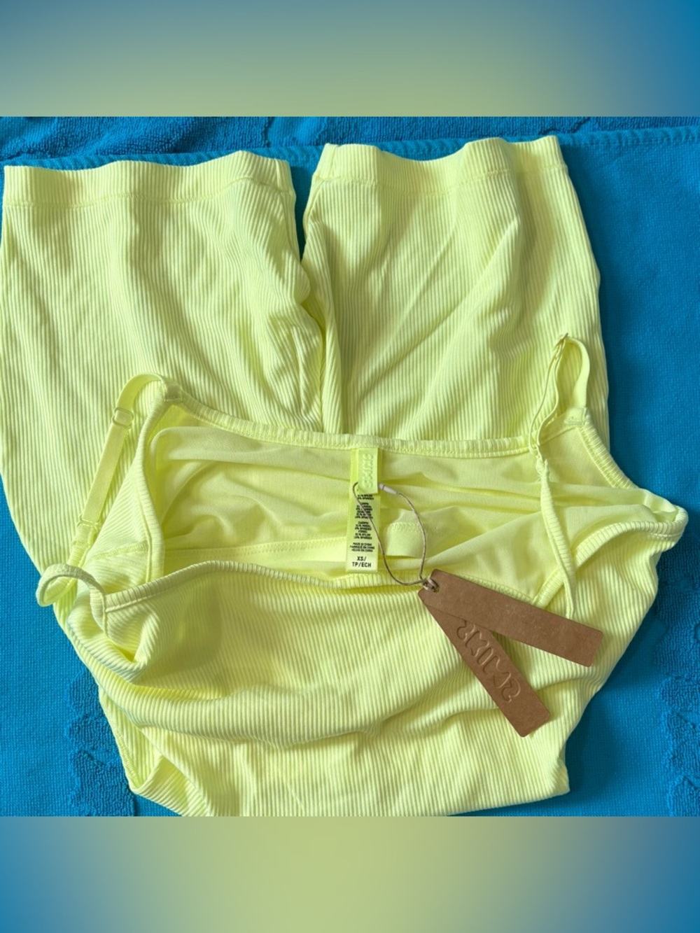 β¨ SKIMS Neon Yellow Scoop Neck Onesie | XS | NWT Ribbed Second-Skin Bodysuit π - Picture 3 of 4